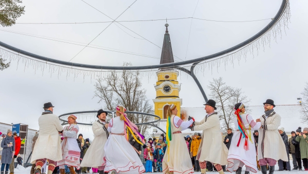 Võru keskväljakul koguneti suure südame tegemiseks kell 14. Esmalt lasti platsile segarahvatantsurühm ning toimusid sõnavõtud. Tõsisemaks tööks, südamesse kogunemiseks läks veerand tundi hiljem. Tulemused ja droonifotod südametest avaldatakse sõbrapäeval. Foto: AIGAR NAGEL